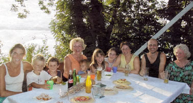 grossfamilie beim hoochzeiten