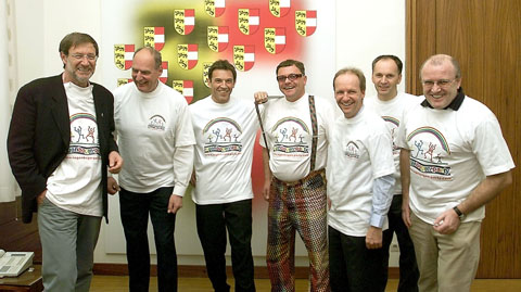 haider_mit_regenbogen-leiberl