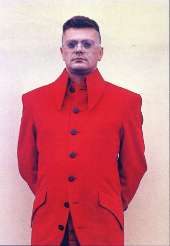 reinhard_im_roten_anzug_sehrStreng_